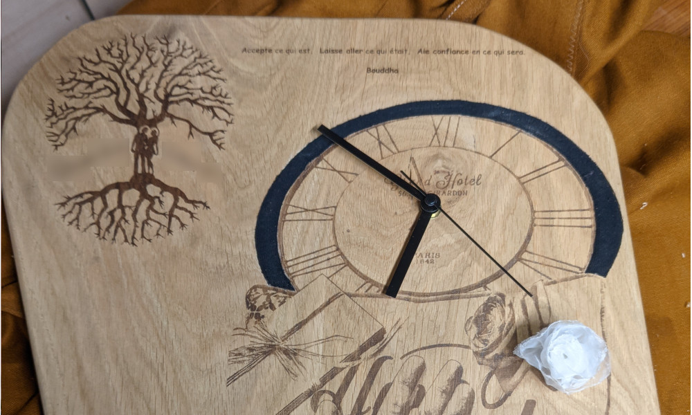 Horloge avec objets personnels intégrés et souvenir de mariage